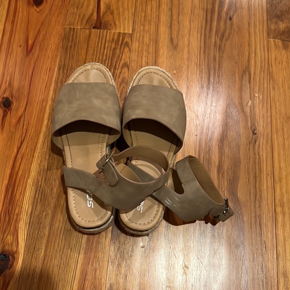 Soda Sandals - Picture 3 of 4